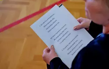"Każdy koniec jest nowym początkiem" - uroczyste pożegnanie Andrzej Cecuły dyrektora Szkoły Podstawowej w Strachocinie z okazji przejścia na emeryturę 80