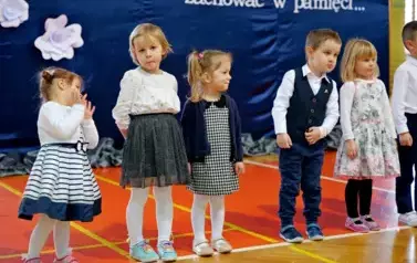 "Każdy koniec jest nowym początkiem" - uroczyste pożegnanie Andrzej Cecuły dyrektora Szkoły Podstawowej w Strachocinie z okazji przejścia na emeryturę 82