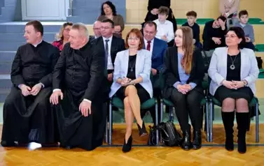 "Każdy koniec jest nowym początkiem" - uroczyste pożegnanie Andrzej Cecuły dyrektora Szkoły Podstawowej w Strachocinie z okazji przejścia na emeryturę 88