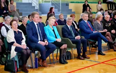 "Każdy koniec jest nowym początkiem" - uroczyste pożegnanie Andrzej Cecuły dyrektora Szkoły Podstawowej w Strachocinie z okazji przejścia na emeryturę 89