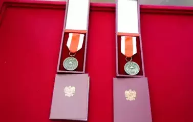 Państwo Karczyńscy z Dobrej odznaczeni &quot;SREBRNYM Medalem Za Zasługi Dla Obronności Kraju&quot; 10