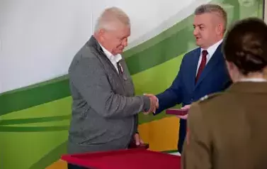 Państwo Karczyńscy z Dobrej odznaczeni &quot;SREBRNYM Medalem Za Zasługi Dla Obronności Kraju&quot; 10
