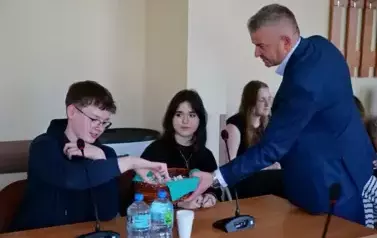 &Oacute;smoklasiści z wizytą w Urzędzie Gminy w ramach &bdquo;Chwili z Samorządem&rdquo; 1