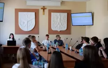 &Oacute;smoklasiści z wizytą w Urzędzie Gminy w ramach &bdquo;Chwili z Samorządem&rdquo; 4