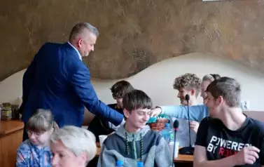 &Oacute;smoklasiści z wizytą w Urzędzie Gminy w ramach &bdquo;Chwili z Samorządem&rdquo; 14