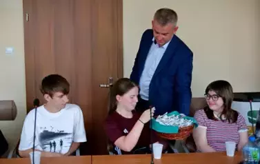 &Oacute;smoklasiści z wizytą w Urzędzie Gminy w ramach &bdquo;Chwili z Samorządem&rdquo; 17