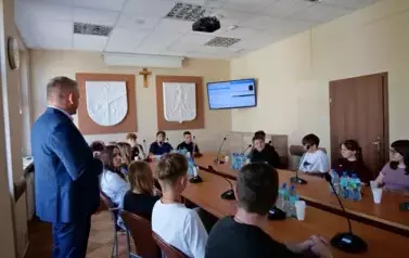 &Oacute;smoklasiści z wizytą w Urzędzie Gminy w ramach &bdquo;Chwili z Samorządem&rdquo; 22