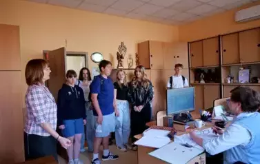 &Oacute;smoklasiści z wizytą w Urzędzie Gminy w ramach &bdquo;Chwili z Samorządem&rdquo; 32