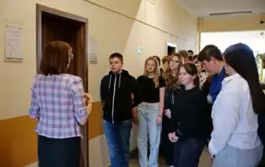 &Oacute;smoklasiści z wizytą w Urzędzie Gminy w ramach &bdquo;Chwili z Samorządem&rdquo; 35