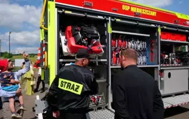 Doniosła uroczystość poświęcenia i przekazania nowego wozu strażackiego dla OSP Niebieszczany 13