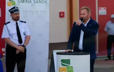 Doniosła uroczystość poświęcenia i przekazania nowego wozu strażackiego dla OSP Niebieszczany 26