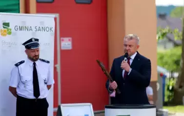 Doniosła uroczystość poświęcenia i przekazania nowego wozu strażackiego dla OSP Niebieszczany 37