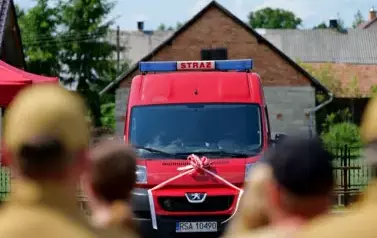 Doniosła uroczystość poświęcenia i przekazania nowego wozu strażackiego dla OSP Niebieszczany 46
