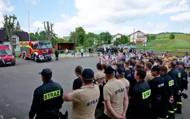 Doniosła uroczystość poświęcenia i przekazania nowego wozu strażackiego dla OSP Niebieszczany 47