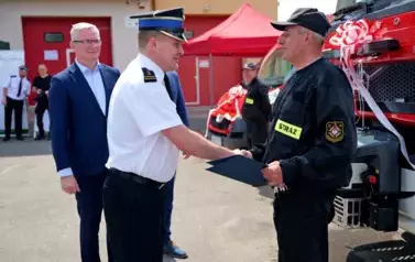 Doniosła uroczystość poświęcenia i przekazania nowego wozu strażackiego dla OSP Niebieszczany 55