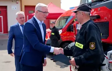 Doniosła uroczystość poświęcenia i przekazania nowego wozu strażackiego dla OSP Niebieszczany 56