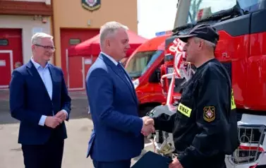 Doniosła uroczystość poświęcenia i przekazania nowego wozu strażackiego dla OSP Niebieszczany 57