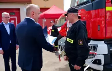 Doniosła uroczystość poświęcenia i przekazania nowego wozu strażackiego dla OSP Niebieszczany 58