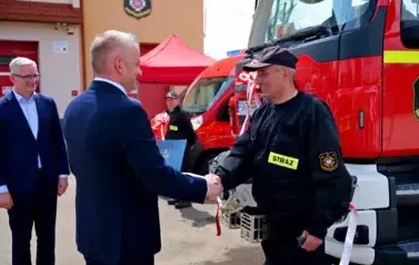 Doniosła uroczystość poświęcenia i przekazania nowego wozu strażackiego dla OSP Niebieszczany 59