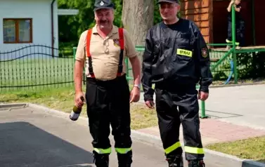 Doniosła uroczystość poświęcenia i przekazania nowego wozu strażackiego dla OSP Niebieszczany 60
