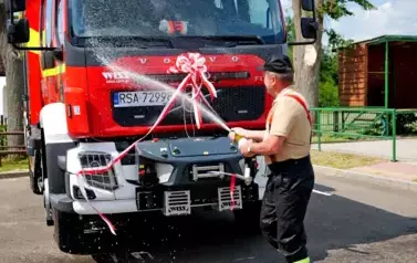 Doniosła uroczystość poświęcenia i przekazania nowego wozu strażackiego dla OSP Niebieszczany 62