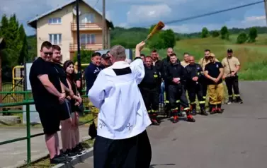 Doniosła uroczystość poświęcenia i przekazania nowego wozu strażackiego dla OSP Niebieszczany 63