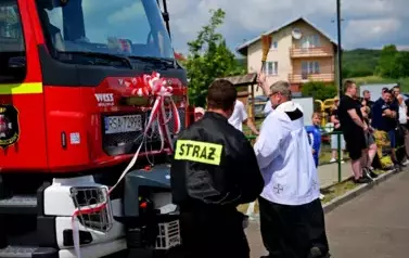 Doniosła uroczystość poświęcenia i przekazania nowego wozu strażackiego dla OSP Niebieszczany 64