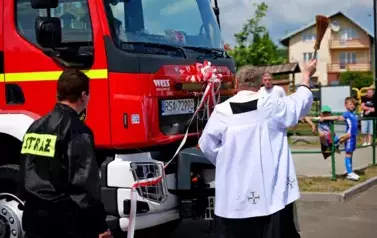 Doniosła uroczystość poświęcenia i przekazania nowego wozu strażackiego dla OSP Niebieszczany 65