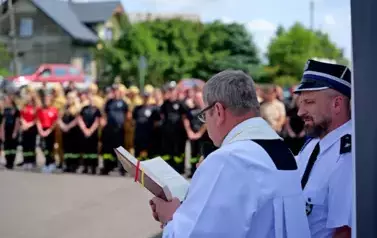Doniosła uroczystość poświęcenia i przekazania nowego wozu strażackiego dla OSP Niebieszczany 66