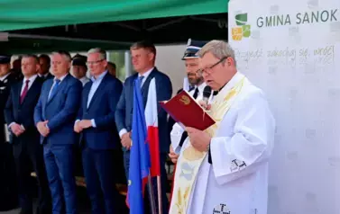 Doniosła uroczystość poświęcenia i przekazania nowego wozu strażackiego dla OSP Niebieszczany 68