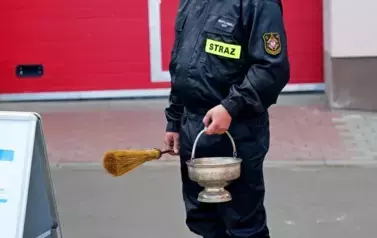 Doniosła uroczystość poświęcenia i przekazania nowego wozu strażackiego dla OSP Niebieszczany 69