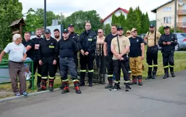 Doniosła uroczystość poświęcenia i przekazania nowego wozu strażackiego dla OSP Niebieszczany 72