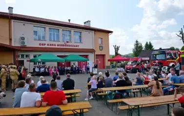 Doniosła uroczystość poświęcenia i przekazania nowego wozu strażackiego dla OSP Niebieszczany 74