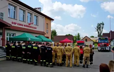 Doniosła uroczystość poświęcenia i przekazania nowego wozu strażackiego dla OSP Niebieszczany 75