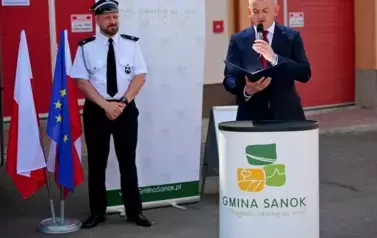 Doniosła uroczystość poświęcenia i przekazania nowego wozu strażackiego dla OSP Niebieszczany 80
