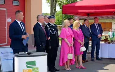 Doniosła uroczystość poświęcenia i przekazania nowego wozu strażackiego dla OSP Niebieszczany 86