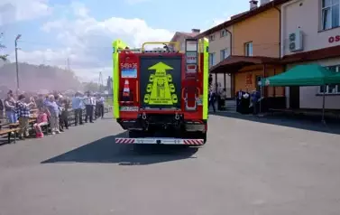 Doniosła uroczystość poświęcenia i przekazania nowego wozu strażackiego dla OSP Niebieszczany 87