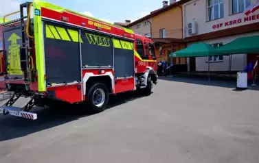 Doniosła uroczystość poświęcenia i przekazania nowego wozu strażackiego dla OSP Niebieszczany 88