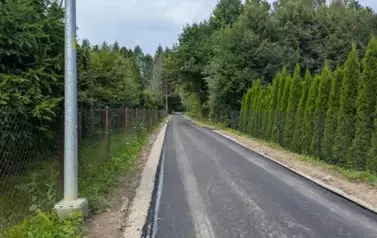 Trwa asfaltowanie dr&oacute;g gminnych w 10-ciu sołectwach Gminy Sanok 1