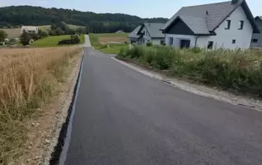 Trwa asfaltowanie dr&oacute;g gminnych w 10-ciu sołectwach Gminy Sanok 6