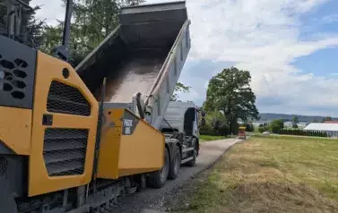Trwa asfaltowanie dr&oacute;g gminnych w 10-ciu sołectwach Gminy Sanok 7