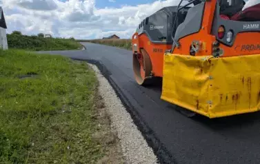 Trwa asfaltowanie dr&oacute;g gminnych w 10-ciu sołectwach Gminy Sanok 8