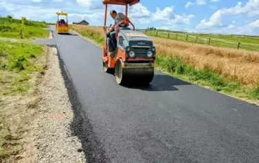 Trwa asfaltowanie dr&oacute;g gminnych w 10-ciu sołectwach Gminy Sanok 9
