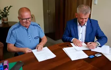 Podpisanie umowy na poprawę efektywności energetycznej budynku Ośrodka Zdrowia i OSP w Pisarowcach 5