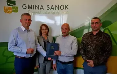 Podpisanie umowy na poprawę efektywności energetycznej budynku Wiejskiego Domu Kultury w Hłomczy 1