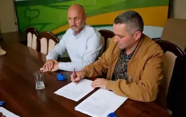 Podpisanie umowy na poprawę efektywności energetycznej budynku Wiejskiego Domu Kultury w Hłomczy 3