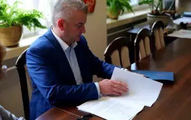 Podpisanie umowy na poprawę efektywności energetycznej budynku Wiejskiego Domu Kultury w Hłomczy 4