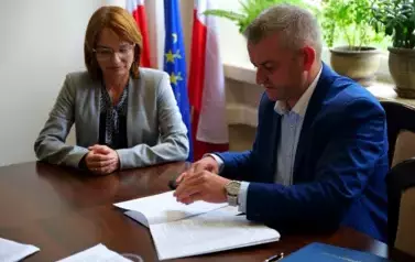 Podpisanie umowy na poprawę efektywności energetycznej budynku Wiejskiego Domu Kultury w Hłomczy 5