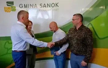 Podpisanie umowy na przebudowę budynku mieszkalnego wielorodzinnego w miejscowości Mrzygł&oacute;d 1