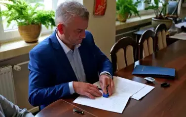 Podpisanie umowy na przebudowę budynku mieszkalnego wielorodzinnego w miejscowości Mrzygł&oacute;d 5